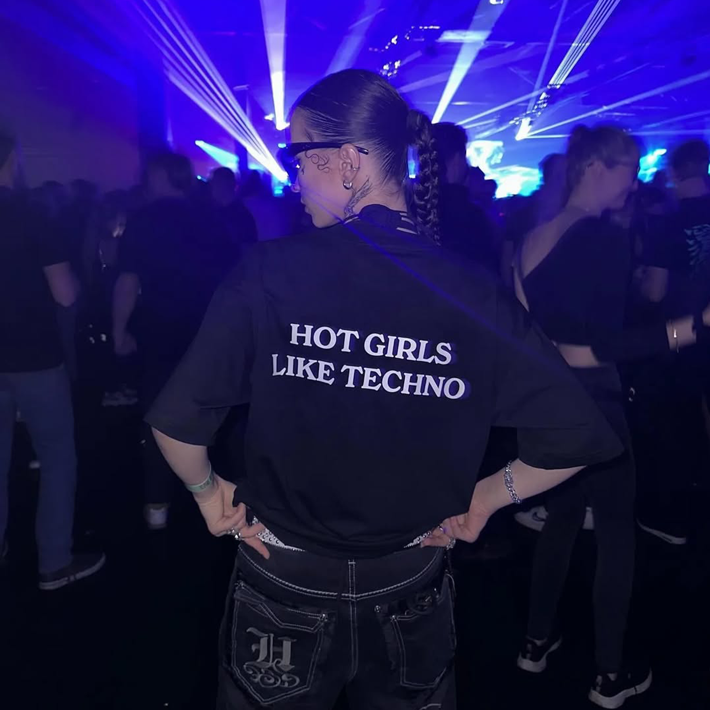 T-Shirt Regular HOT GIRLS LIKE A TECHNO Nera