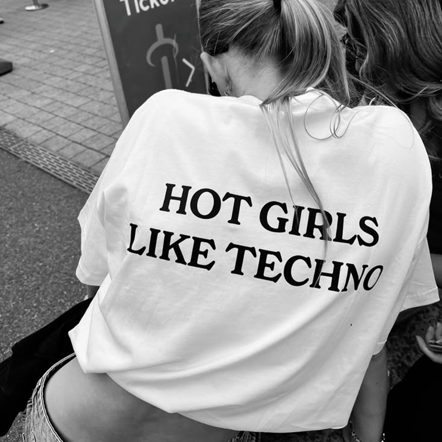 T-Shirt Regular HOT GIRLS LIKE A TECHNO Bianca